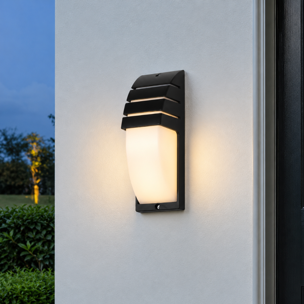 Iluminación exterior LED eficiente, luz de pared con sensor para jardín.
