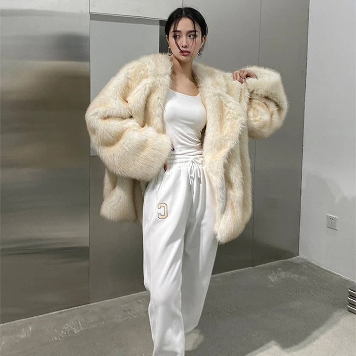 Abrigo largo de mujer, estilo invernal de lujo. Ropa de abrigo cálida y elegante.