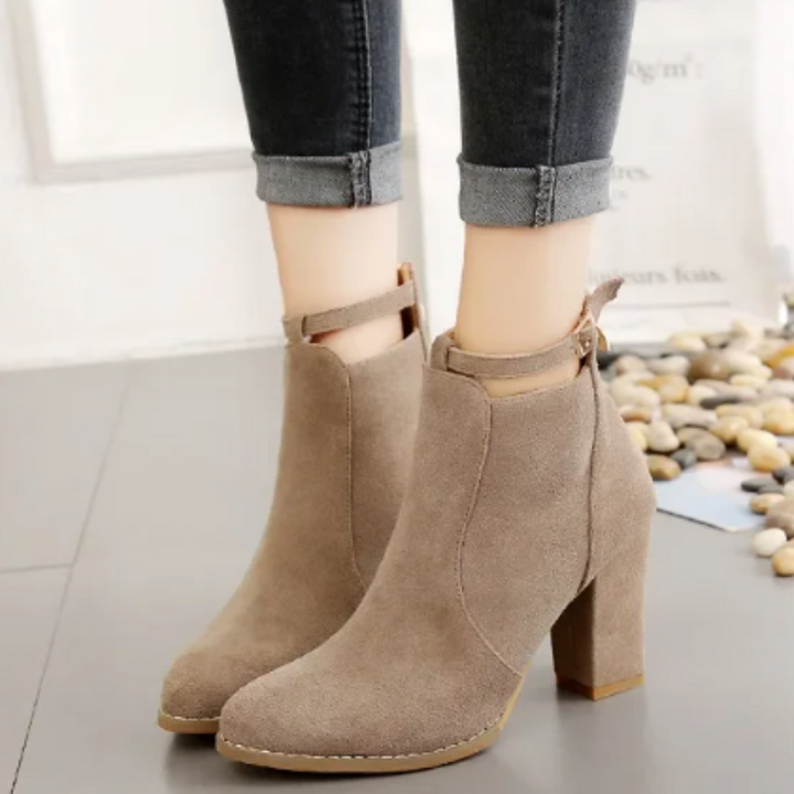 Botines mujer negros con tacón bloque; hebilla que añade un toque de elegancia.