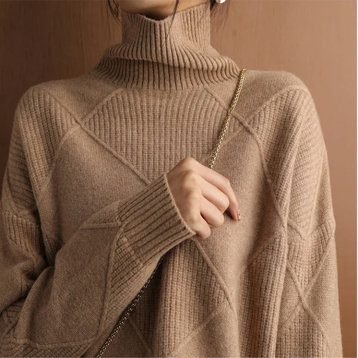 Moda femenina: suéter de punto de cuello alto. Cálido, grueso y perfecto para el invierno.