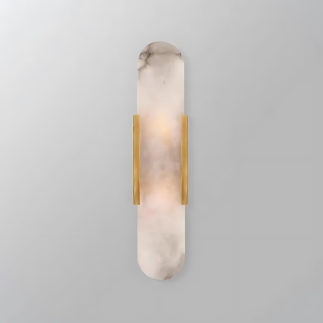 Lámpara de pared escultórica de mármol blanco y metal dorado, perfecta para salón contemporáneo.