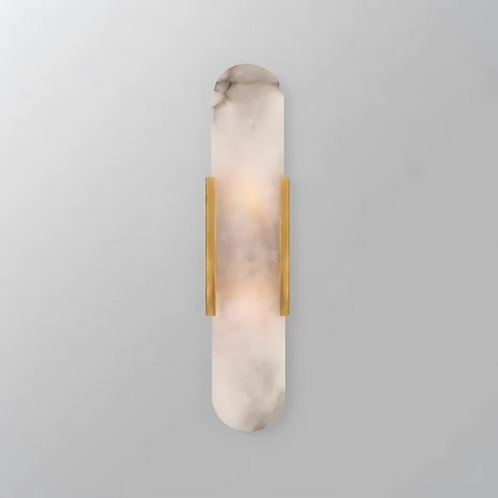 Lámpara de pared escultórica de mármol blanco y metal dorado, perfecta para salón contemporáneo.