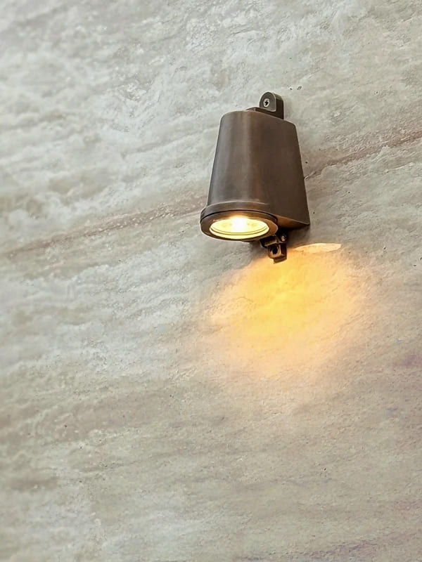 Iluminación de pared exterior industrial. Aplique vintage forma campanilla, resistente al clima.