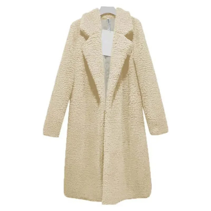 Estilo y confort: abrigo largo de teddy para mujer, ideal para paseos invernales.