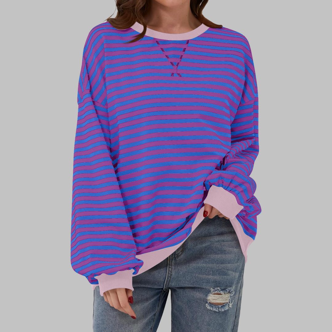 Detalle de sudadera a rayas de mujer, cuello redondo y tejido suave.