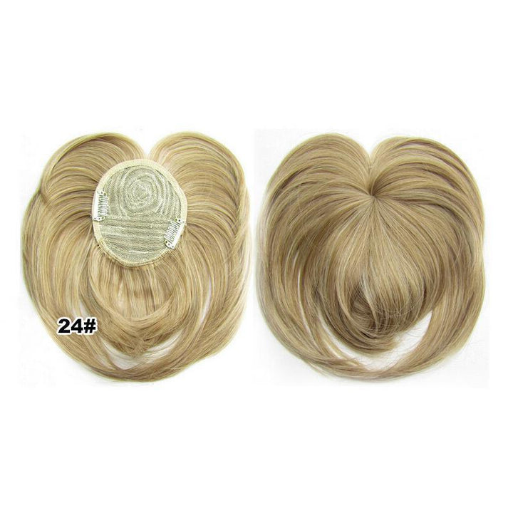 Mujer instalando topper de cabello con clips. Fácil aplicación para un volumen instantáneo y natural.