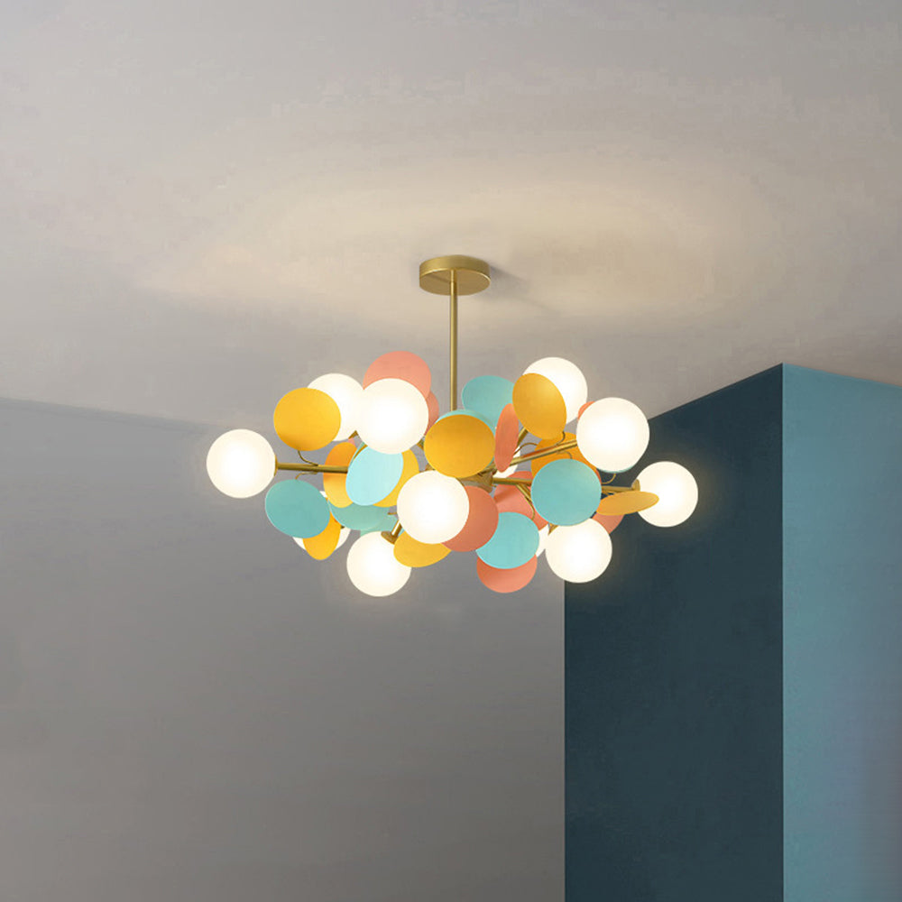Lámpara colgante minimalista con luz LED cálida, ideal para decoración de interiores.
