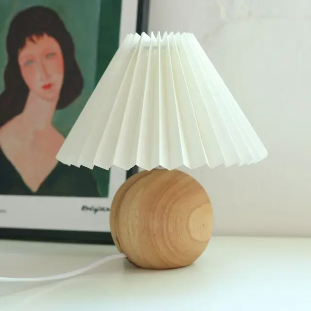 Iluminación hogar con lámpara de mesa cerámica. Diseño antiguo para decoración estilo vintage.