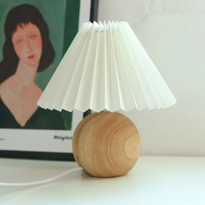 Iluminación hogar con lámpara de mesa cerámica. Diseño antiguo para decoración estilo vintage.