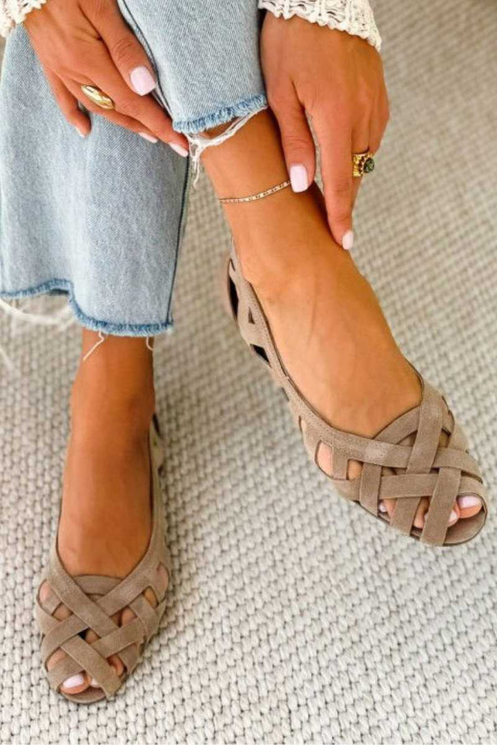Sandalias planas trenzadas de mujer para un look casual en la ciudad, comodidad urbana en verano.