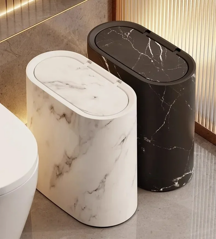 Cesto de basura con tapa, diseño mármol minimalista, para gestión de residuos en el hogar moderno.