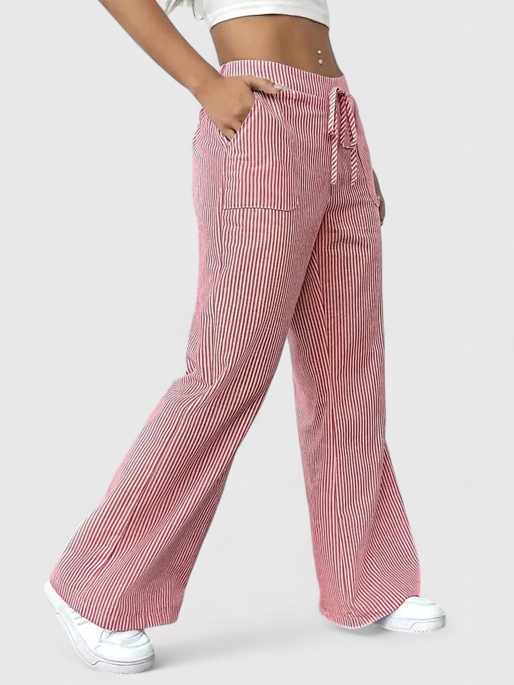 Textura de tejido ligero de pantalón ancho gris. Transpirable, fresco para mujer y verano.