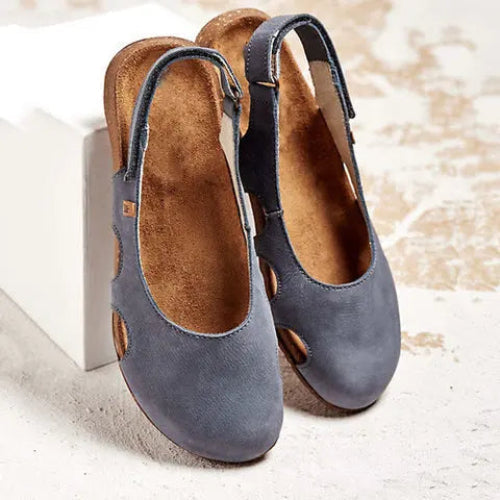 Sandalias ortopédicas de mujer con puntera cerrada y soporte de arco, perfectas para paseos de verano.