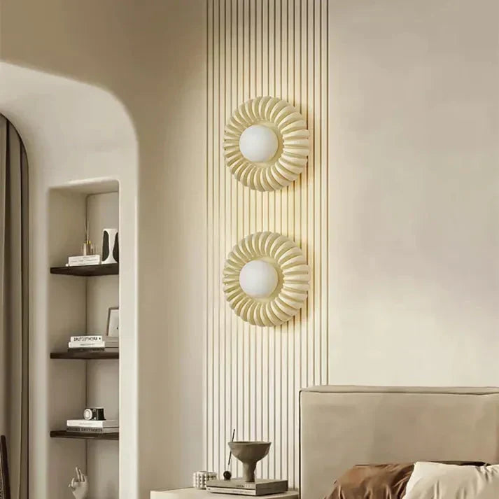 Diseño de aplique de pared LED redondo en resina, ideal para ambientes modernos.