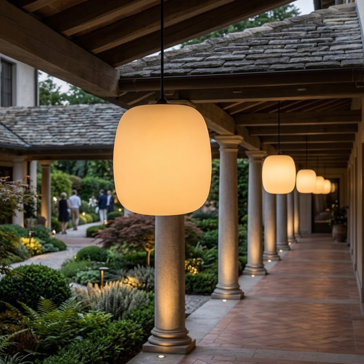 Iluminación de jardín LED con lámpara colgante, diseño japonés y minimalista, ambiente cálido.