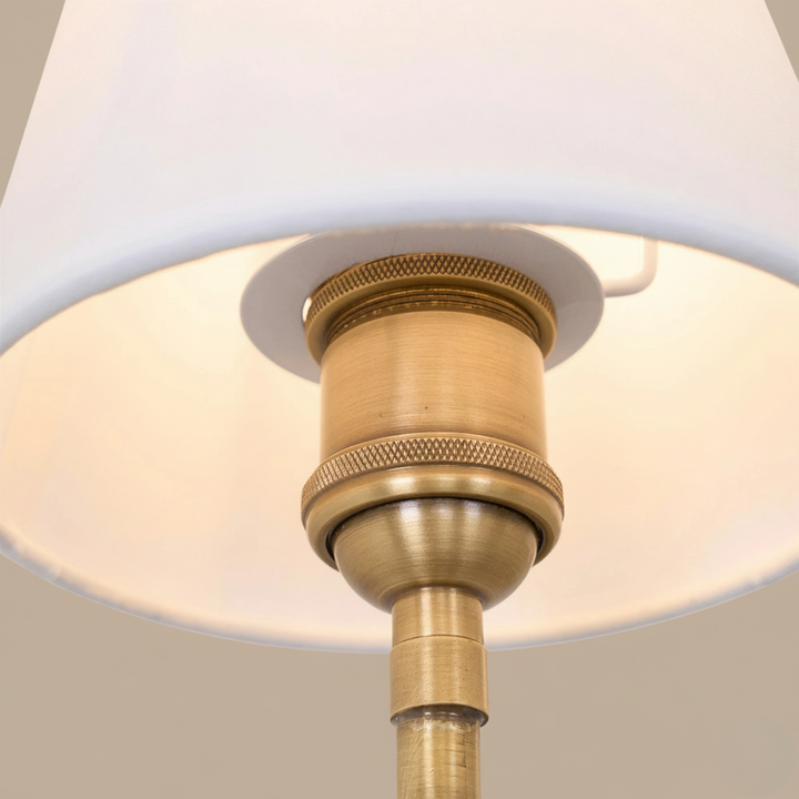 Aplique de pared doble, un elemento decorativo moderno con brazos curvos e iluminación ambiental cálida.