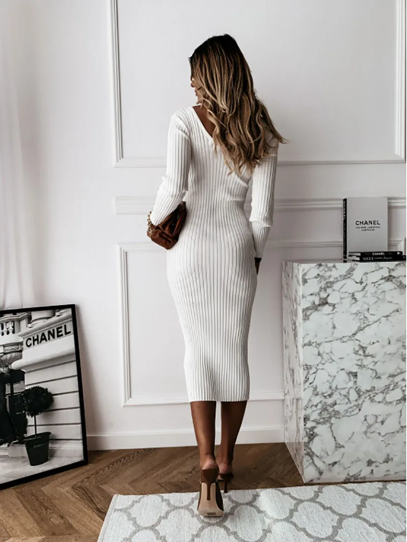 Vestido midi de punto, cuello V y manga larga. Prenda imprescindible para el armario de invierno.