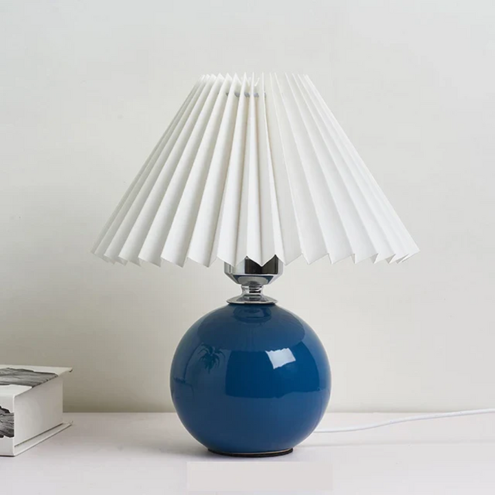 Lámpara de mesa cerámica decorativa, antigua. Luz cálida para un hogar con estilo vintage.