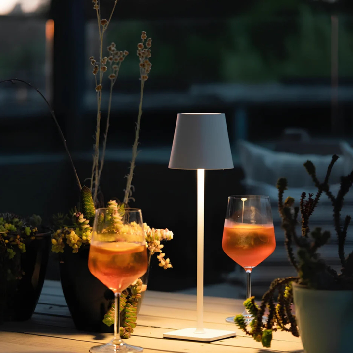 Iluminación ambiental con lámpara de mesa LED escandinava. Inalámbrica, recargable, control táctil. Interior/exterior.
