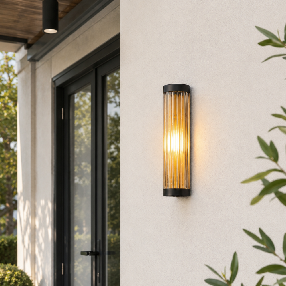 Luz de pared para jardín con vidrio estriado, perfecta para crear ambientes modernos y acogedores.