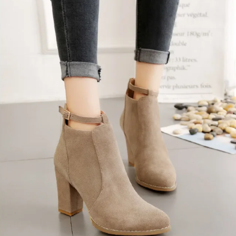 Botines beige con tacón bloque, hebilla ajustable. Calzado femenino moderno.