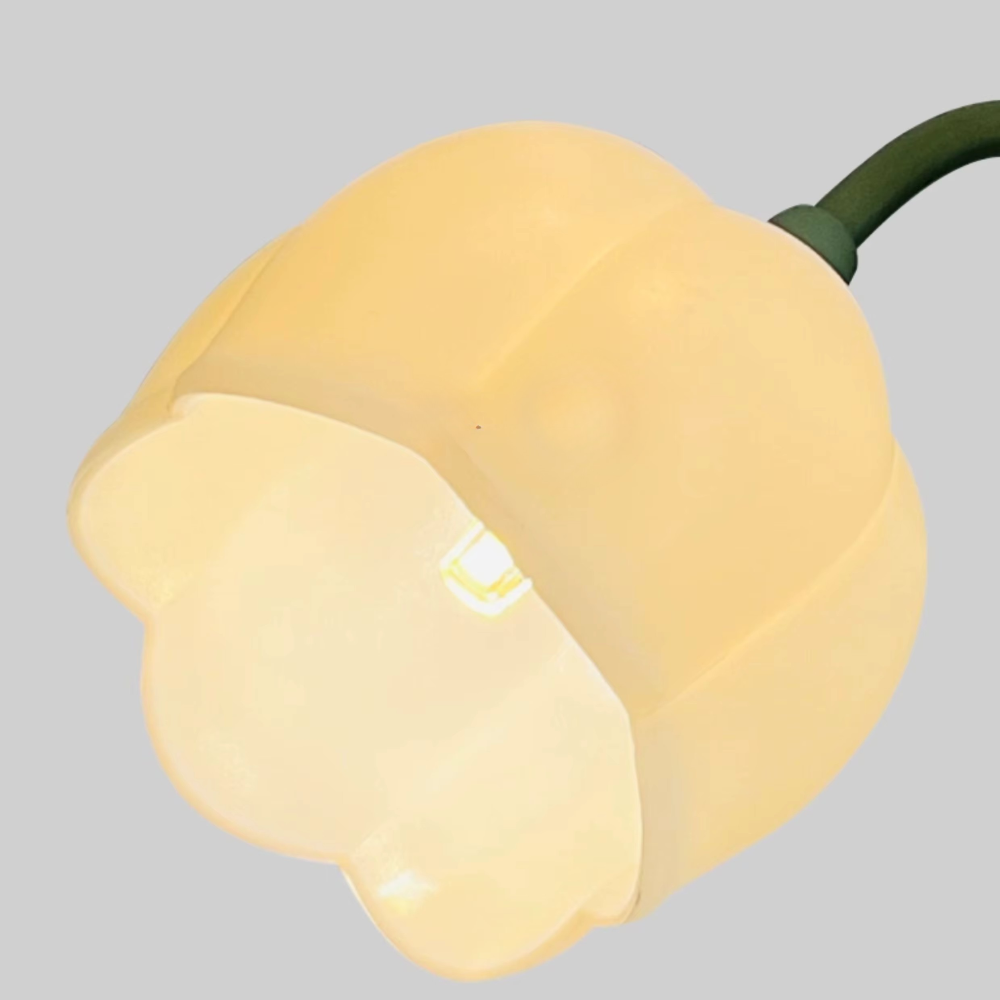 Ambiente acogedor con lámpara de pie floral. Iluminación LED natural para salón y dormitorio. Carga USB.