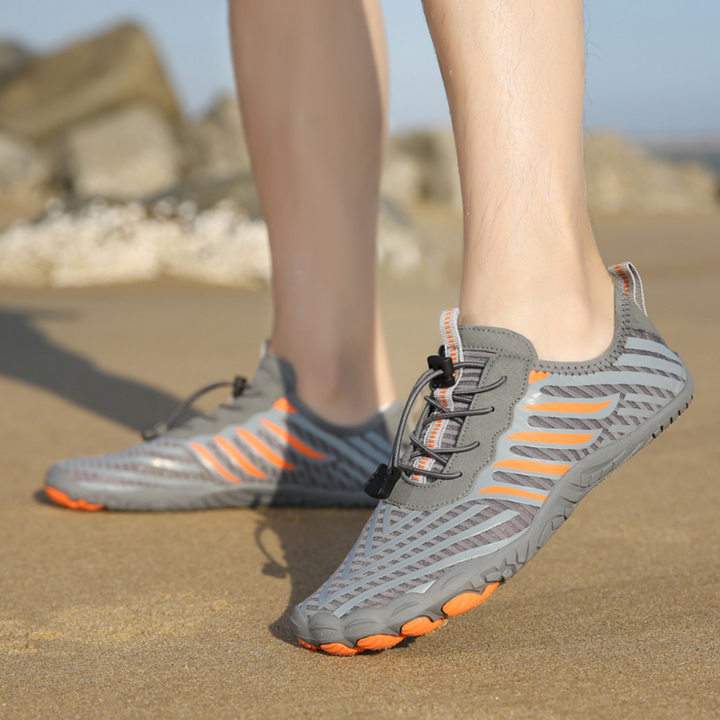 Suela de agarre multiterreno en zapatillas de trekking ultraligeras, ideal para senderismo seguro y estable en cualquier trail.
