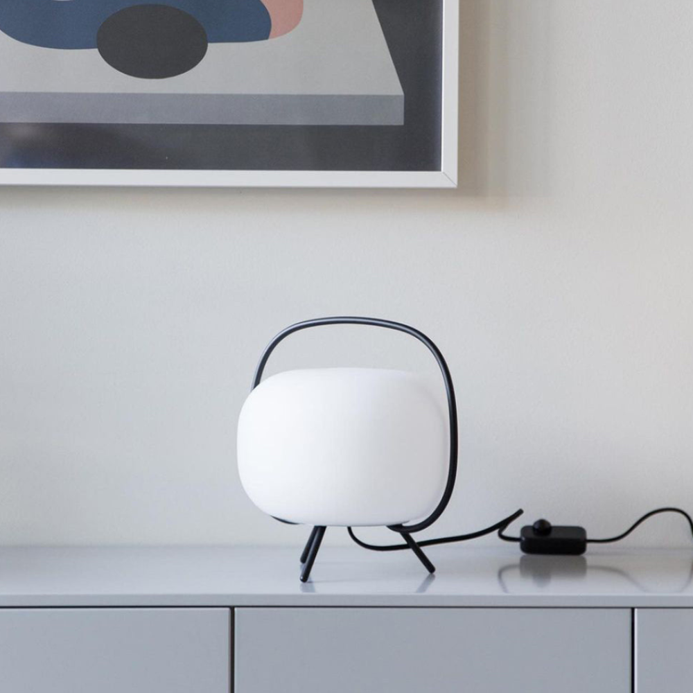 Decora tu hogar con esta lámpara de mesa minimalista y luz ambiental relajante.