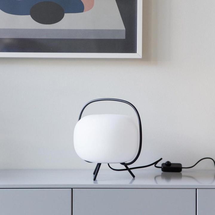 Decora tu hogar con esta lámpara de mesa minimalista y luz ambiental relajante.