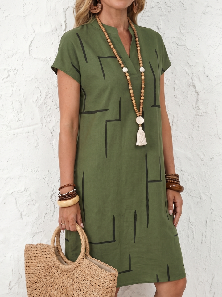 Vestido midi mujer con escote V y estampado geométrico, combinado con accesorios casuales de verano.