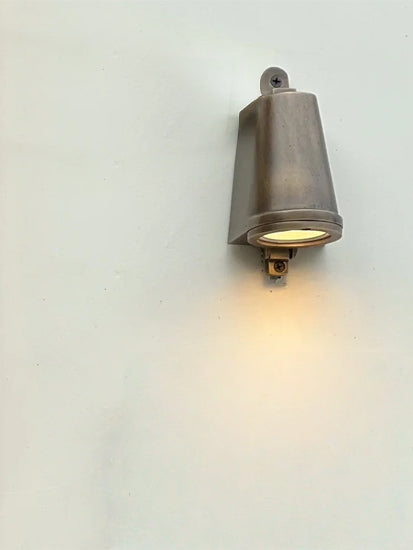 Aplique exterior industrial retro. Lámpara de pared impermeable, diseño campanilla para jardín.