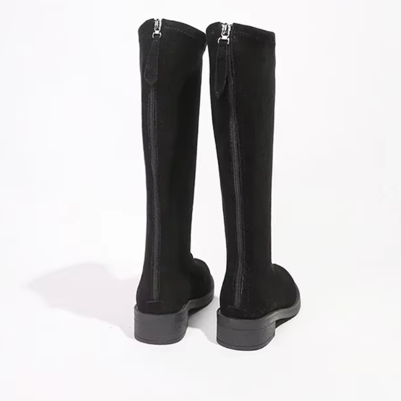 Botas negras altas, calzado minimalista que ofrece comodidad a la mujer.