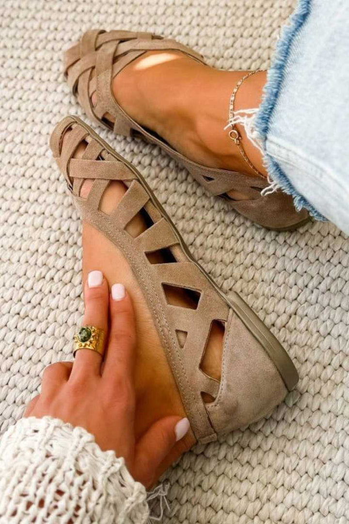 Versátiles sandalias planas trenzadas de mujer, perfectas para la playa o un paseo casual en verano.