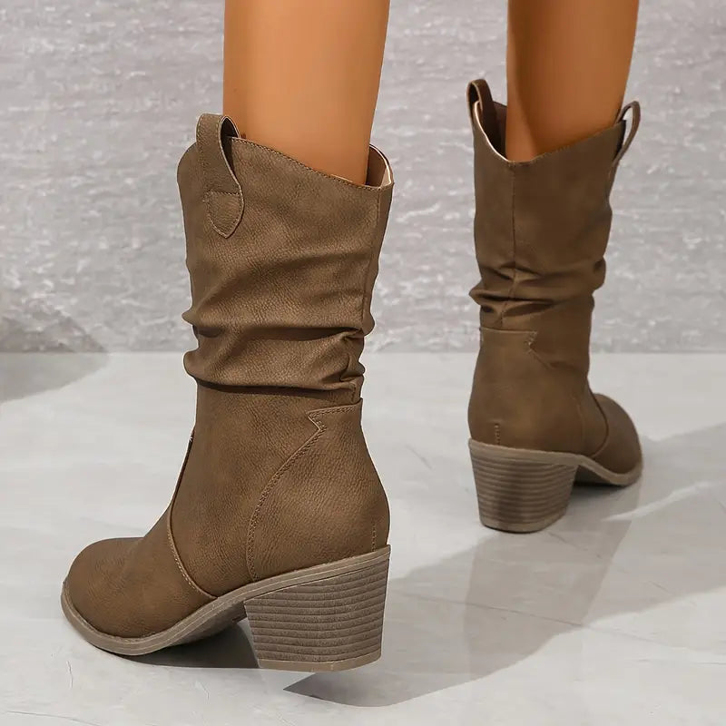 Botas de mujer a la moda, tendencia atemporal para un estilo chic en otoño-invierno.