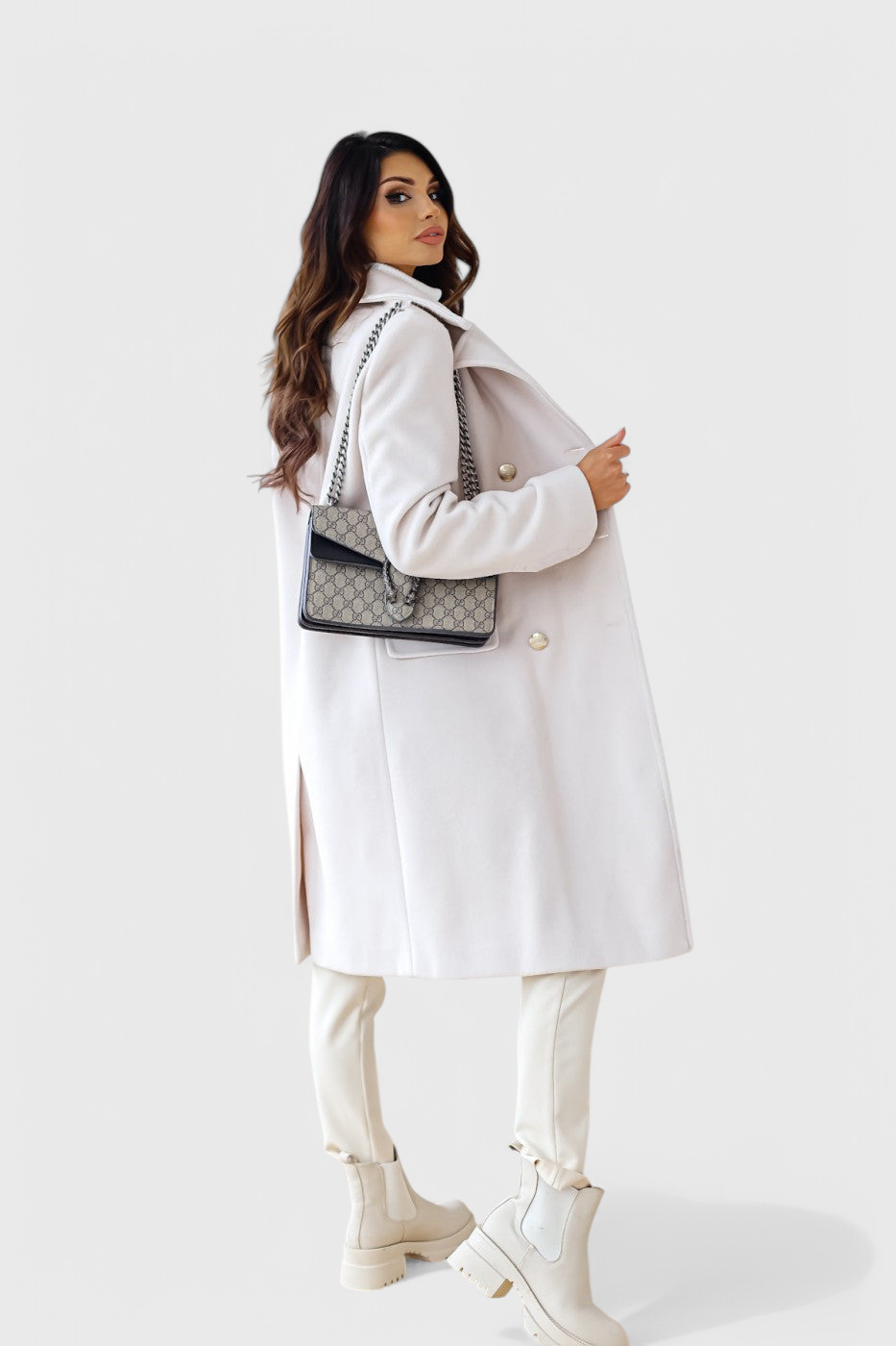 Elegante abrigo de lana para mujer. Silueta definida, perfecto para el frío y vestir con estilo clásico.
