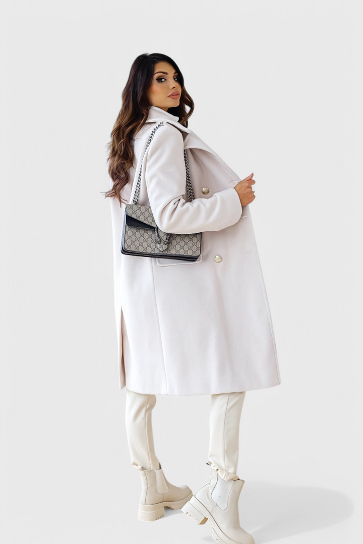 Elegante abrigo de lana para mujer. Silueta definida, perfecto para el frío y vestir con estilo clásico.