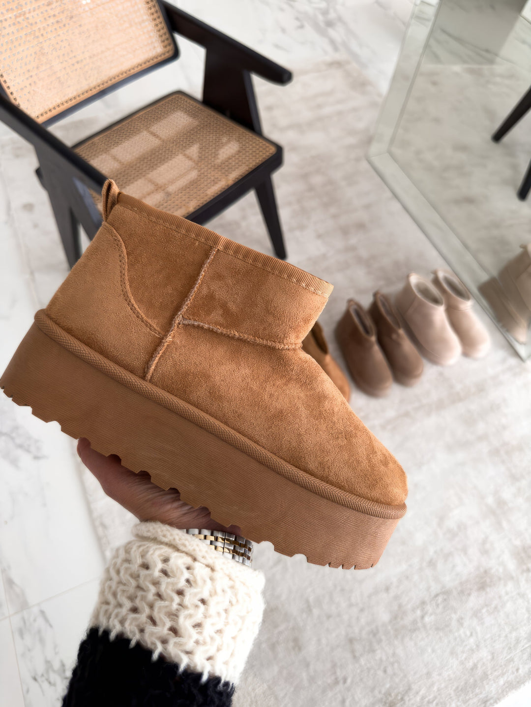 Botines de plataforma negros para mujer, suela gruesa. Calzado femenino de moda urbana, estilo chic.