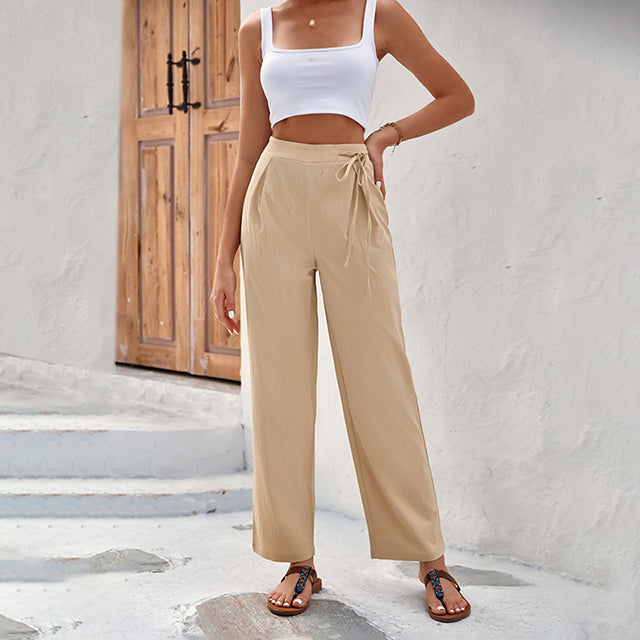 Mujer vistiendo pantalón Teresa de pierna ancha, cintura alta, moda femenina actual.