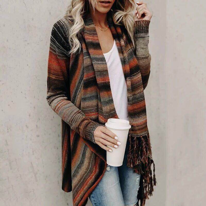 Suéter de mujer con flecos decorativos y patrón de rayas, estilo moderno para ropa de otoño.
