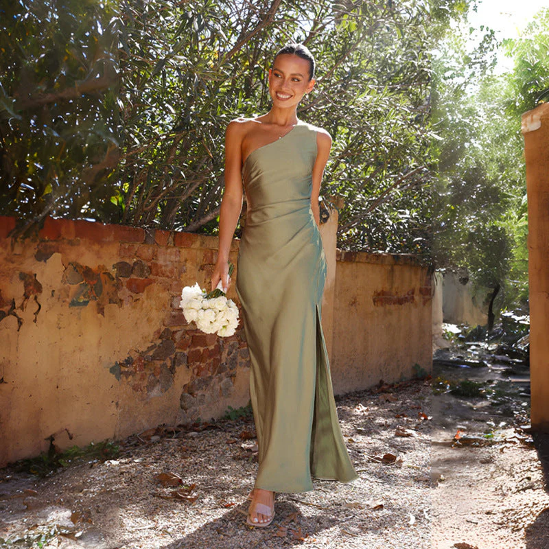 Vestido de gala largo para mujer con un hombro y elegante abertura lateral, ideal para fiestas y eventos formales.