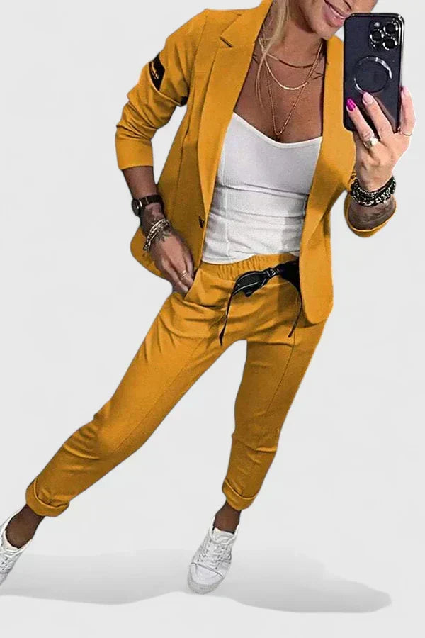 Detalle de tejido en conjunto elegante de dos piezas para mujer. Estilo y confort en moda femenina.