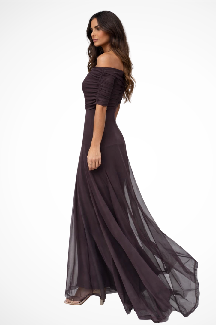 Vestido largo formal de noche color marrón, de gasa fluida con diseño elegante de hombros descubiertos para mujer.
