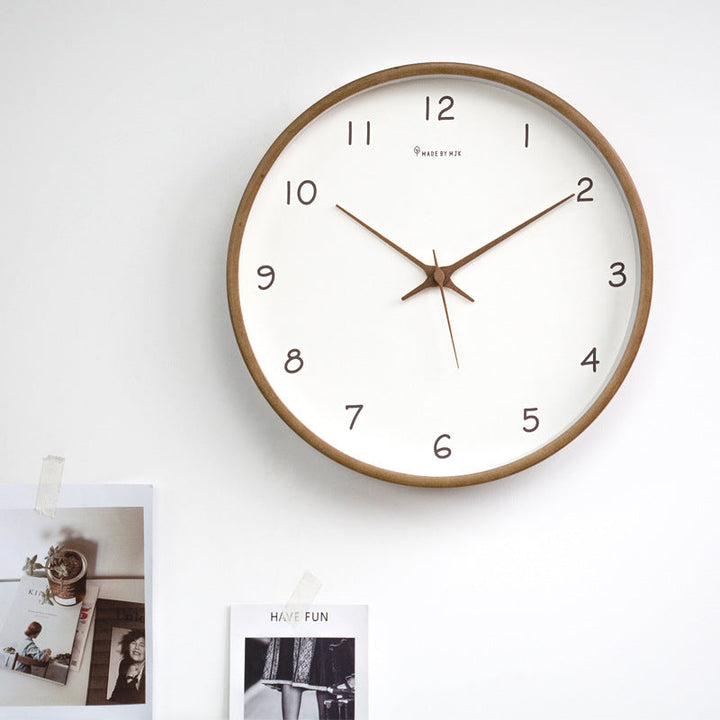 Reloj de pared de madera silencioso, analógico, diseño nórdico moderno, tonos crema/marrón para hogar/oficina.