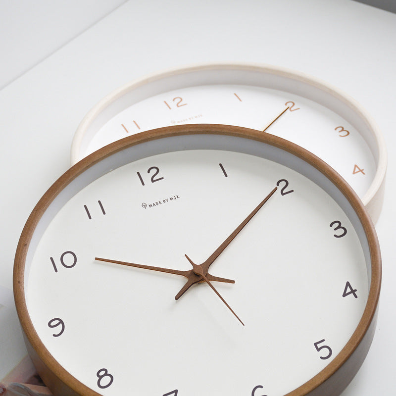 Reloj de pared analógico moderno de madera, silencioso, perfecto para interiores con decoración actual.