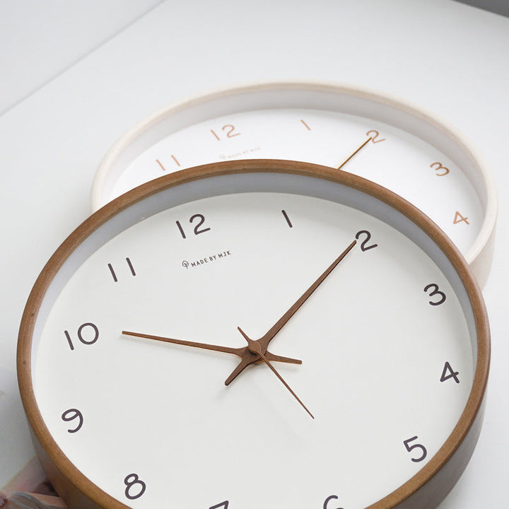 Reloj de pared analógico moderno de madera, silencioso, perfecto para interiores con decoración actual.