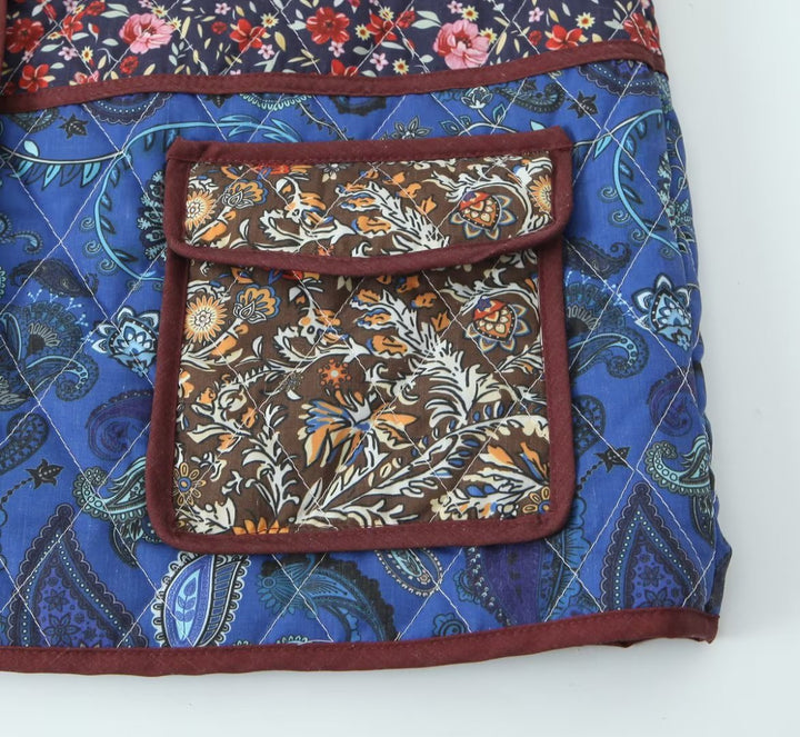 Abrigo acolchado floral retro para mujer con amplios bolsillos. Estilo vintage y estampado único para un look invernal.