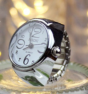 Elegante anillo reloj de dedo compacto, joya unisex con hora precisa. Accesorio moderno para estilo y funcionalidad.