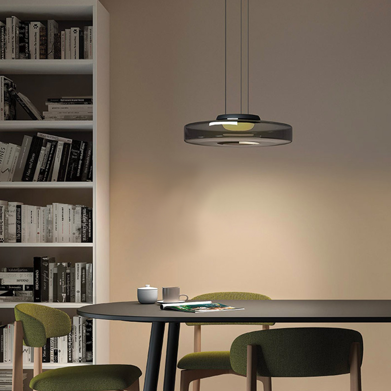 Iluminación interior con lámpara de techo estilo Bauhaus y luz cálida.