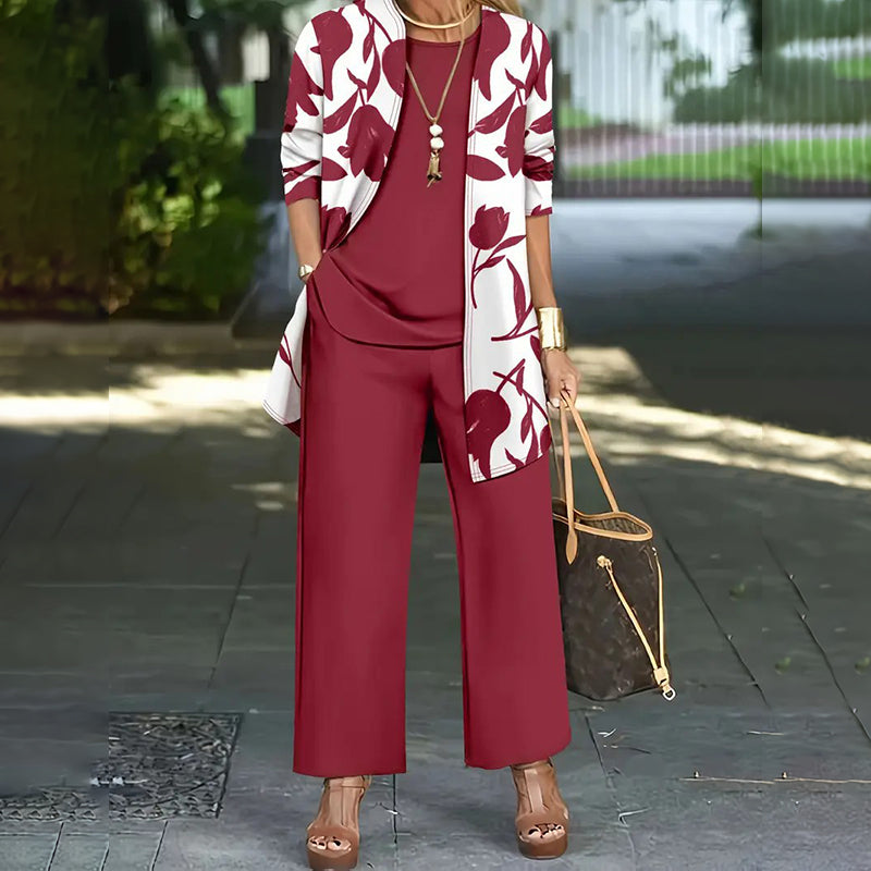 Detalle de la chaqueta floral del conjunto de tres piezas para mujer, perfecto para un look casual chic.