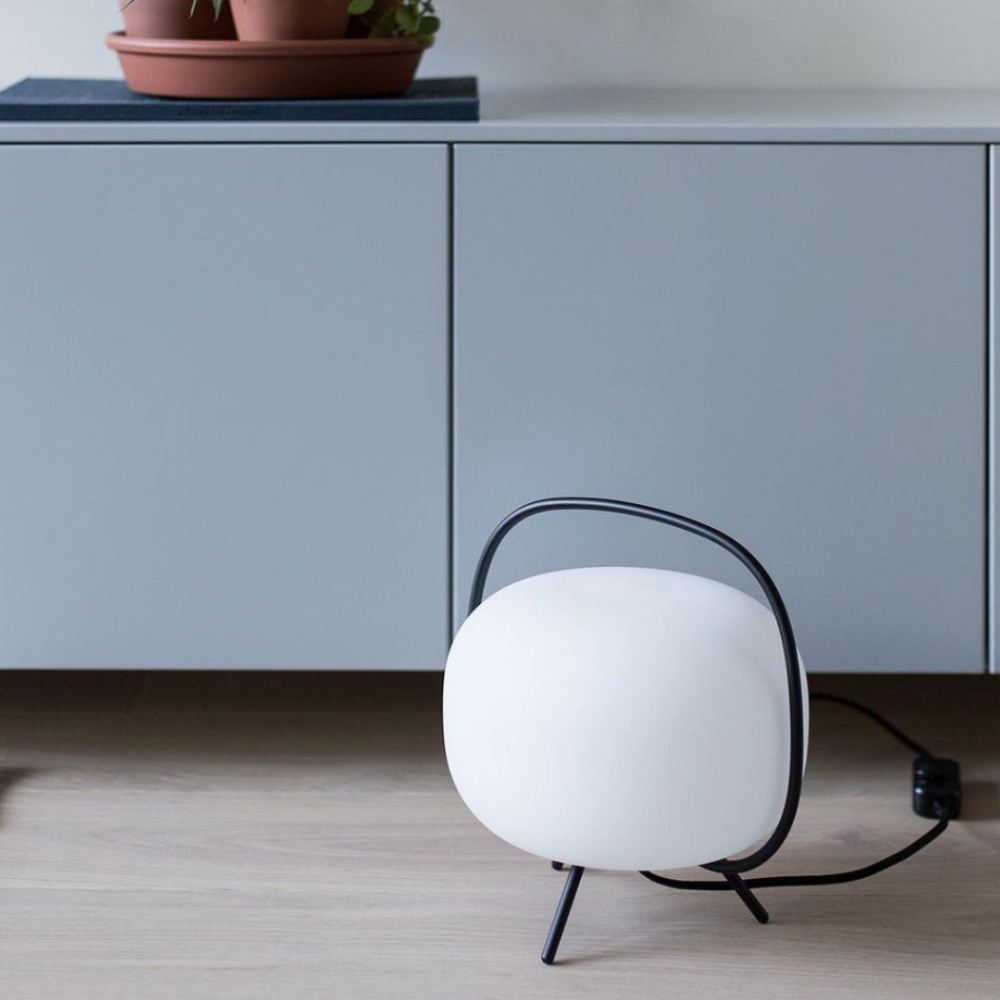 Lámpara de mesa portátil, diseño elegante para cualquier rincón del hogar moderno.